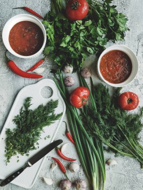 Otlar, ketçap, yemek, gri arka plan ile baharatlı domates sosu