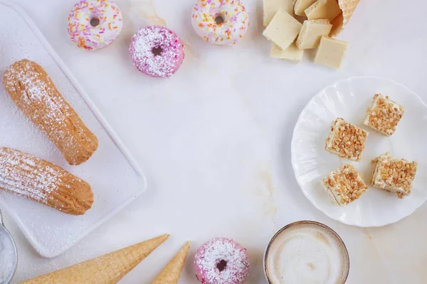 Eclairs Donuts Com Café Sobre Fundo Mármore Fundo Claro Confeitaria — Fotografia de Stock