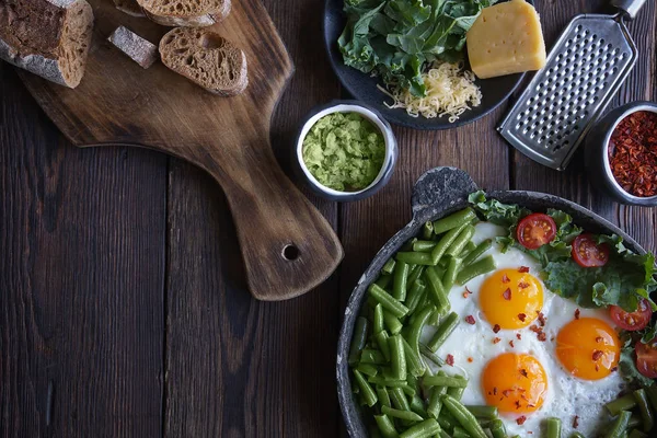 Ovos Fritos Uma Panela Velha Com Tomates Feijão Verde Pimenta — Fotografia de Stock