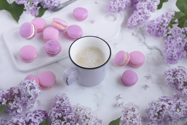 Macarrones Sobre Fondo Mármol Con Flores Lila Fondo Claro —  Fotos de Stock