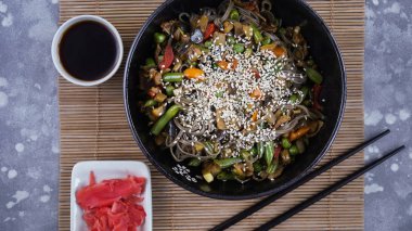 Buğday noodle ile et ve sebze, bir gri Asya wok