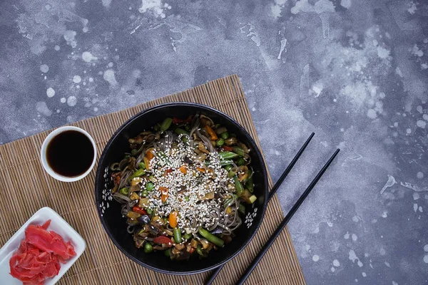 Buchweizennudeln Mit Fleisch Und Gemüse Asiatischer Wok Auf Grauem Papier — Stockfoto