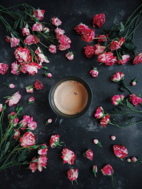 Pembe çiçekler ve kahve koyu arka plan, çalı gülleri, Blog stil, Flatlay, kartpostal