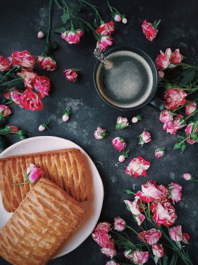 Pembe çiçekler, puf hamur işleri ve kahve koyu arka plan, çalı gülleri, Blog stil, Flatlay, Floral
