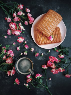 Pembe çiçekler, puf hamur işleri ve kahve koyu arka plan, çalı gülleri, Blog stil, Flatlay, Floral