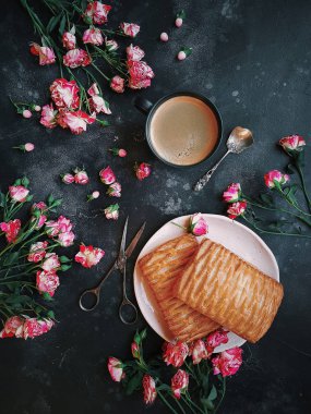 Pembe çiçekler, puf hamur işleri ve kahve koyu arka plan, çalı gülleri, Blog stil, Flatlay, Floral