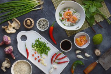 Asya gıda hazırlama, karides ve mantar ile Wok pirinç sırasında karanlık bir arka plan üzerine