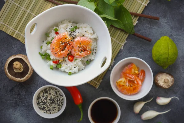 Asiatisches Essen Auf Dunklem Hintergrund Während Der Zubereitung Wokreis Mit — Stockfoto