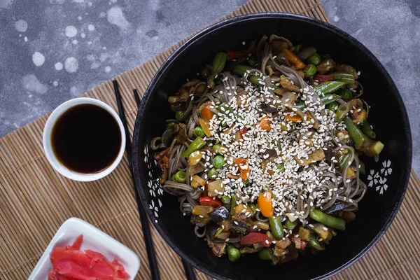 Buchweizennudeln Mit Fleisch Und Gemüse Asiatischer Wok Auf Grauem Papier — Stockfoto