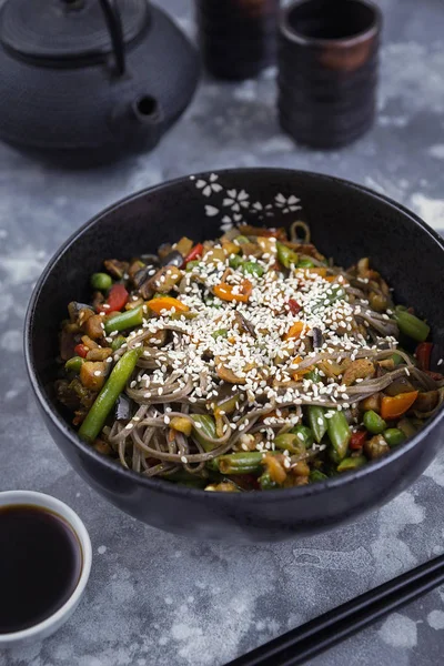 Buchweizennudeln Mit Fleisch Und Gemüse Asiatischer Wok Auf Grauem Papier — Stockfoto