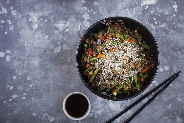 Buchweizennudeln Mit Fleisch Und Gemüse Asiatischer Wok Auf Grauem Papier — Stockfoto