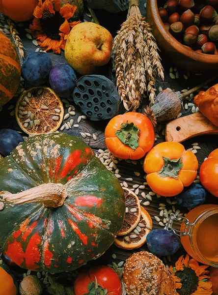 Herfst Stilleven Oogst Pompoenen Kaki Pruimen Tarwe Zelfgebakken Brood Donkere — Stockfoto