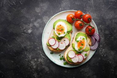 Sağlıklı Kahvaltı, avokado, yumurta, turp, tatlı soğan ve domates, diyet yemek, bir darkbackground ile tost