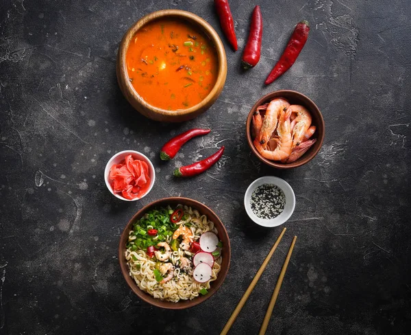 Asiatisches Essen Tomyam Und Ramen Mit Garnelen Thailändisches Essen Holzschüssel — Stockfoto