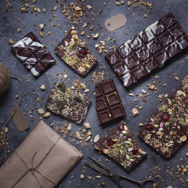 El yapımı çikolata ile fındık ve kuru meyve, Chocolatier, tatlı hediye, Sevgililer günü, beyaz, Howaito gün