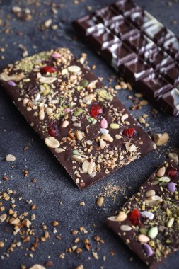 El yapımı çikolata ile fındık ve kuru meyve, Chocolatier, tatlı hediye, Sevgililer günü, beyaz, Howaito gün