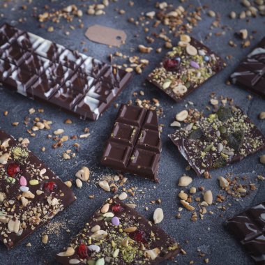 El yapımı çikolata ile fındık ve kuru meyve, Chocolatier, tatlı hediye, Sevgililer günü, beyaz, Howaito gün