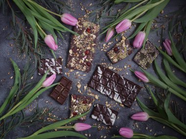 El yapımı çikolata ile fındık ve kuru meyve, Chocolatier, tatlı hediye, Sevgililer günü, beyaz, Howaito gün