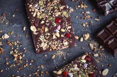 El yapımı çikolata ile fındık ve kuru meyve, Chocolatier, tatlı hediye, Sevgililer günü, beyaz, Howaito gün