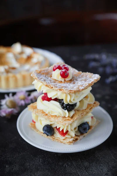 Чай Сладости Тёмном Фоне Mille Feuille Eclairs Tart Decorative Flowers — стоковое фото