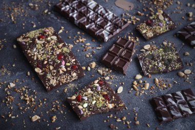 El yapımı çikolata ile fındık ve kuru meyve, Chocolatier, tatlı hediye, Sevgililer günü, beyaz, Howaito gün