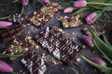 El yapımı çikolata ile fındık ve kuru meyve, Chocolatier, tatlı hediye, Sevgililer günü, beyaz, Howaito gün