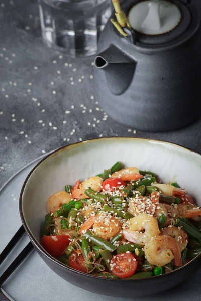 Nudeln Mit Garnelen Und Gemüse Asiatische Küche Chinesische Glasnudeln Grauer — Stockfoto