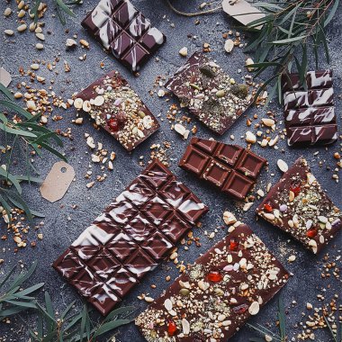 El yapımı çikolata ile fındık ve kuru meyve, Chocolatier, tatlı hediye, Sevgililer günü, beyaz gün, Howaito gün, portre, seçici odak