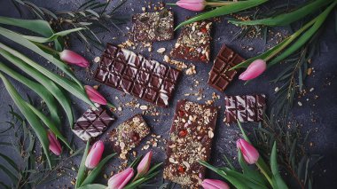 El yapımı çikolata ile fındık ve kuru meyve, Chocolatier, tatlı hediye, Sevgililer günü, beyaz gün, Howaito gün, portre, seçici odak
