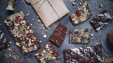 El yapımı çikolata ile fındık ve kuru meyve, Chocolatier, tatlı hediye, Sevgililer günü, beyaz gün, Howaito gün, portre, seçici odak