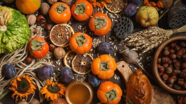 Pumpkins, Trabzon hurması, tahıl, ekmek, tohumlar ve fındık ahşap zemin, hasat, sonbahar