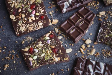 El yapımı çikolata ile fındık ve kuru meyve, Chocolatier, tatlı hediye, Sevgililer günü, beyaz gün, Howaito gün, portre, seçici odak