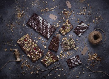 Fındık ve kurutulmuş meyve ile el yapımı çikolata, Chocolatier, Tatlı hediyeler, Sevgililer Günü, Beyaz Gün, Howaito gün, Üst görünüm