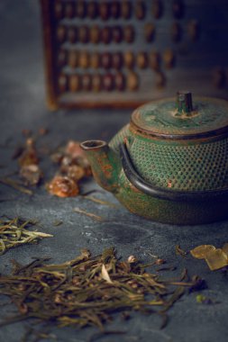 Koyu arka plan üzerinde yeşil çay karışımı, Seçici odak