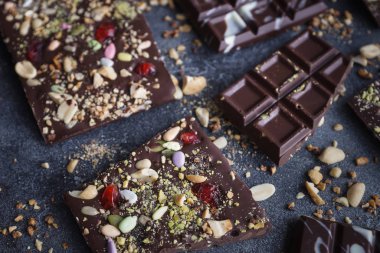 El yapımı çikolata ile fındık ve kuru meyve, Chocolatier, tatlı hediye, Sevgililer günü, beyaz gün, Howaito gün, portre, seçici odak