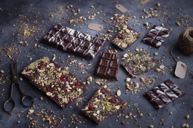 El yapımı çikolata ile fındık ve kuru meyve, Chocolatier, tatlı hediye, Sevgililer günü, beyaz gün, Howaito gün, portre, seçici odak