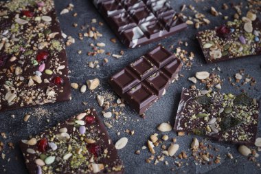 El yapımı çikolata ile fındık ve kuru meyve, Chocolatier, tatlı hediye, Sevgililer günü, beyaz gün, Howaito gün, portre, seçici odak