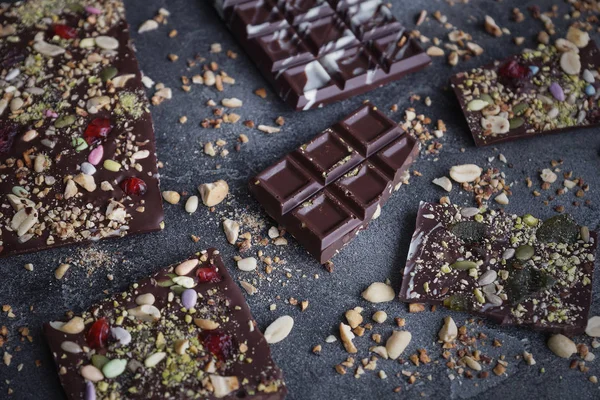 El yapımı çikolata ile fındık ve kuru meyve, Chocolatier, tatlı hediye, Sevgililer günü, beyaz gün, Howaito gün, portre, seçici odak