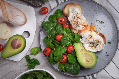 Avokado ve haşlanmış yumurta, domates ve ıspanak ile Tost, Açık gri arka plan, Taze sabah kahvaltı