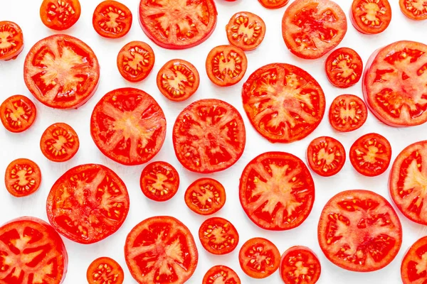 Beyaz bir arka plan üzerinde kırmızı domates parçaları