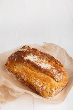 Beyaz bir arka plan üzerinde pişirme kağıdı ev yapımı ekmek