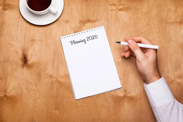 Planowanie 2020 Notatniku Męskimi Rękami — Zdjęcie stockowe