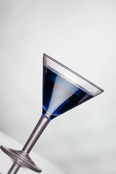 Verre Martini Bleu Sur Fond Blanc — Photo