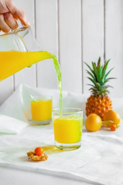 Tropikal meyvelerden taze meyve suyu