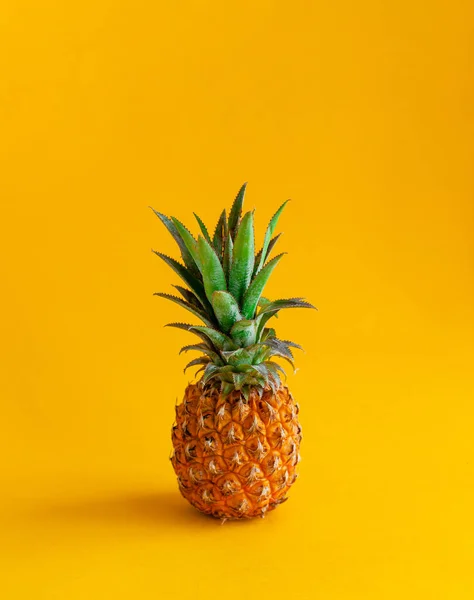 Sarı arka planda ananas
