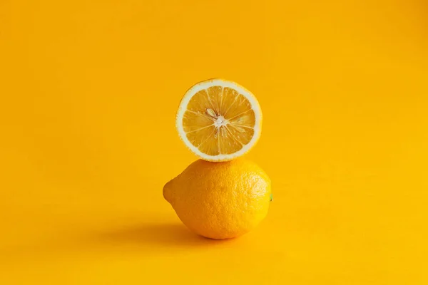 Limões Fundo Amarelo — Fotografia de Stock