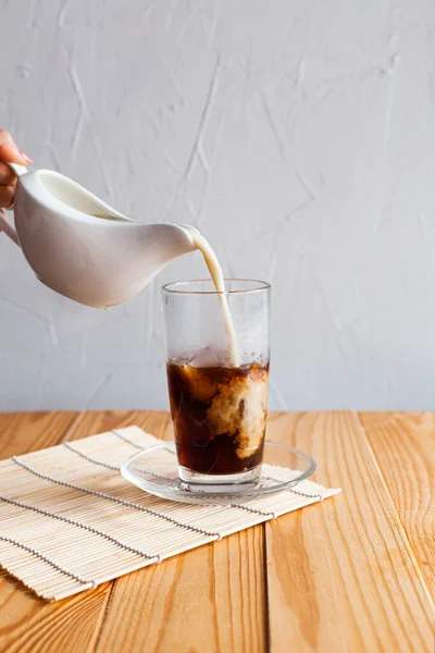 Süt buzlu kahveye dökülür.