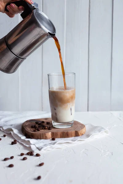 Kahve sütlü bir bardağa doldurulur.