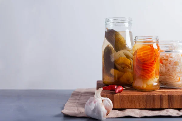 Legumes Fermentados Frascos Mesa — Fotografia de Stock