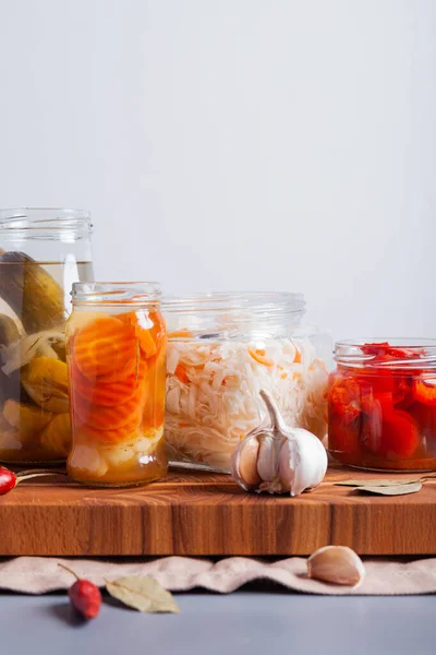 Masadaki kavanozlarda mayalanmış sebzeler.